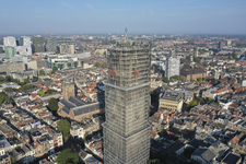 900648 Gezicht op de Domtoren te Utrecht, tijdens de restauratie, uit het zuidoosten, met op de achtergrond het ...